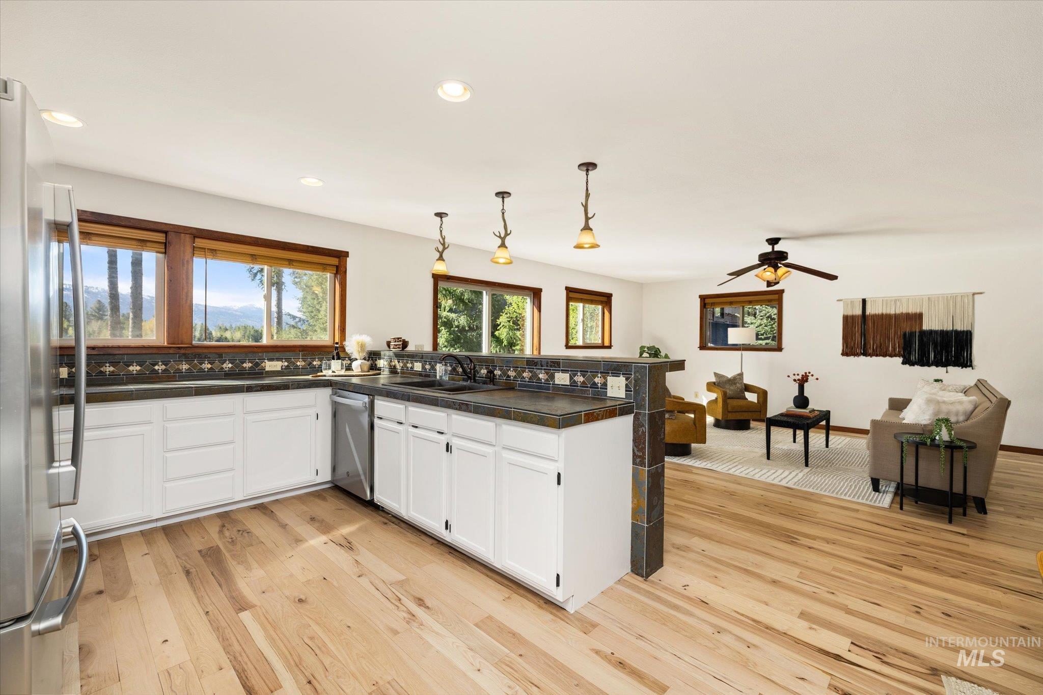 Donnelly, Idaho, 83615, United States, 4 Bedrooms Bedrooms, ,2 BathroomsBathrooms,Residential,Active,2044988