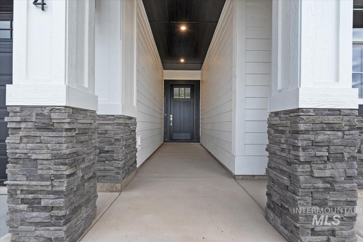 Meridian, Idaho, 83646, United States, 3 Bedrooms Bedrooms, ,3 BathroomsBathrooms,Residential,Pending,1945217