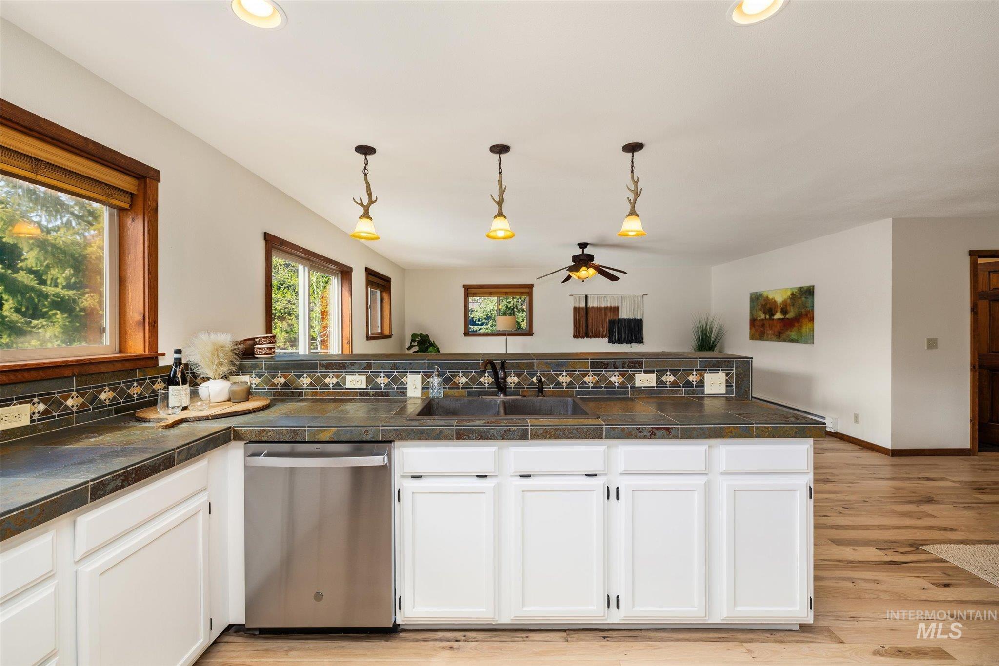 Donnelly, Idaho, 83615, United States, 4 Bedrooms Bedrooms, ,2 BathroomsBathrooms,Residential,Active,2044988
