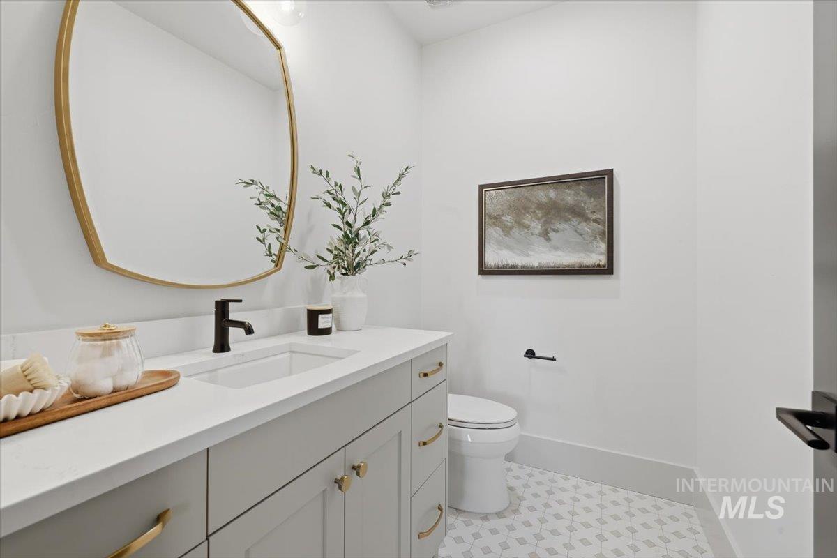 Welcome to an extraordinary waterfront estate where luxury, design, & – image 40