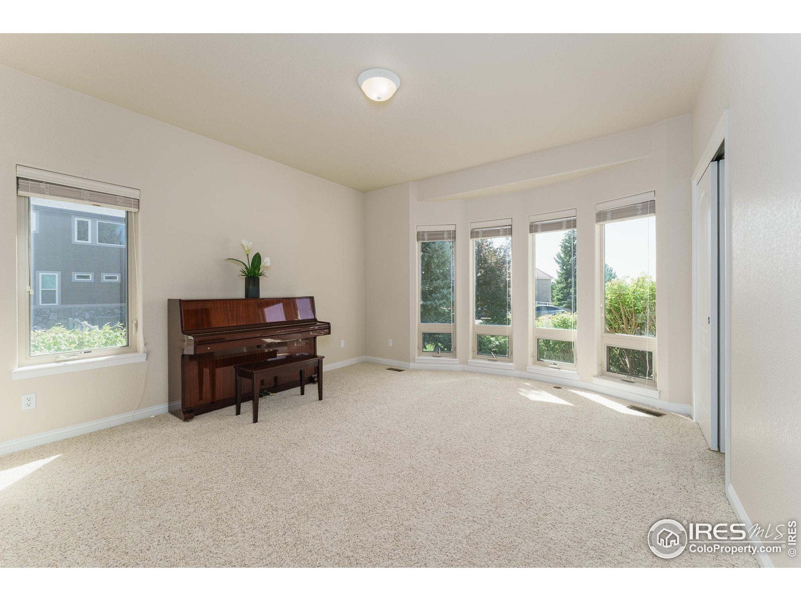 Arvada, Colorado, 80005, United States, 4 Bedrooms Bedrooms, ,4 BathroomsBathrooms,Residential,Active,1922299