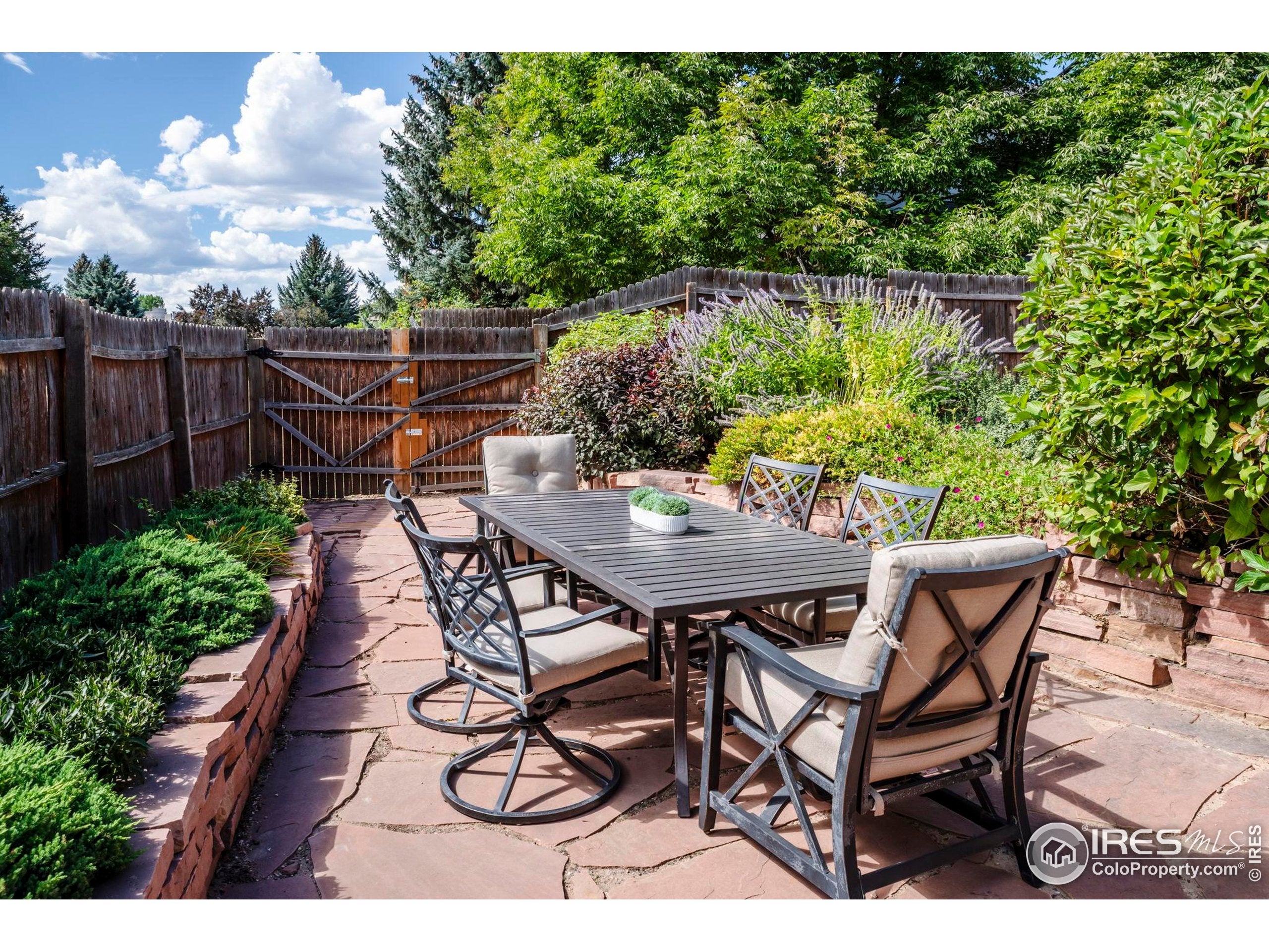 Louisville, Colorado, 80027, United States, 3 Bedrooms Bedrooms, ,3 BathroomsBathrooms,Residential,Active,1944039