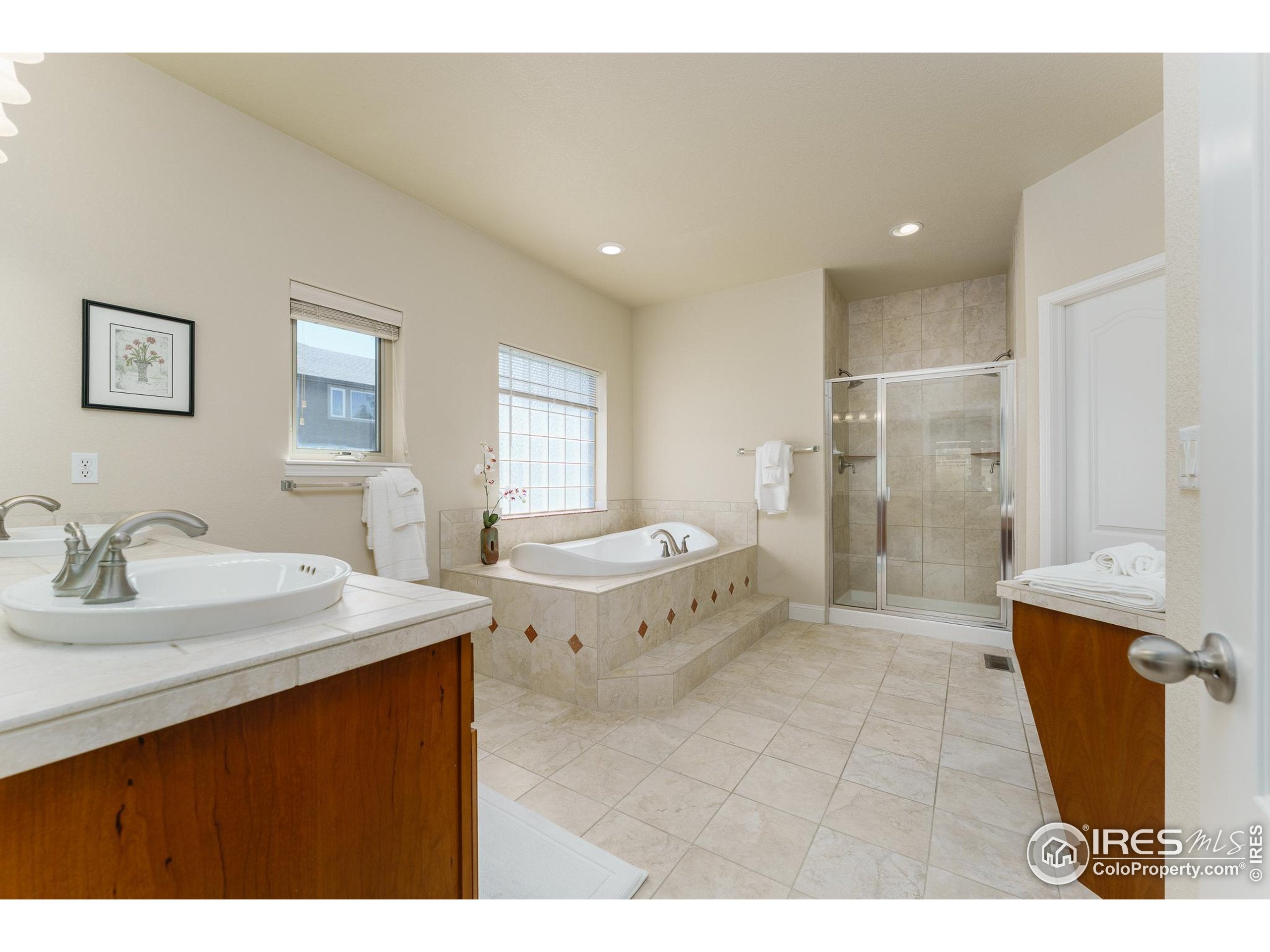Arvada, Colorado, 80005, United States, 4 Bedrooms Bedrooms, ,4 BathroomsBathrooms,Residential,Active,1922299