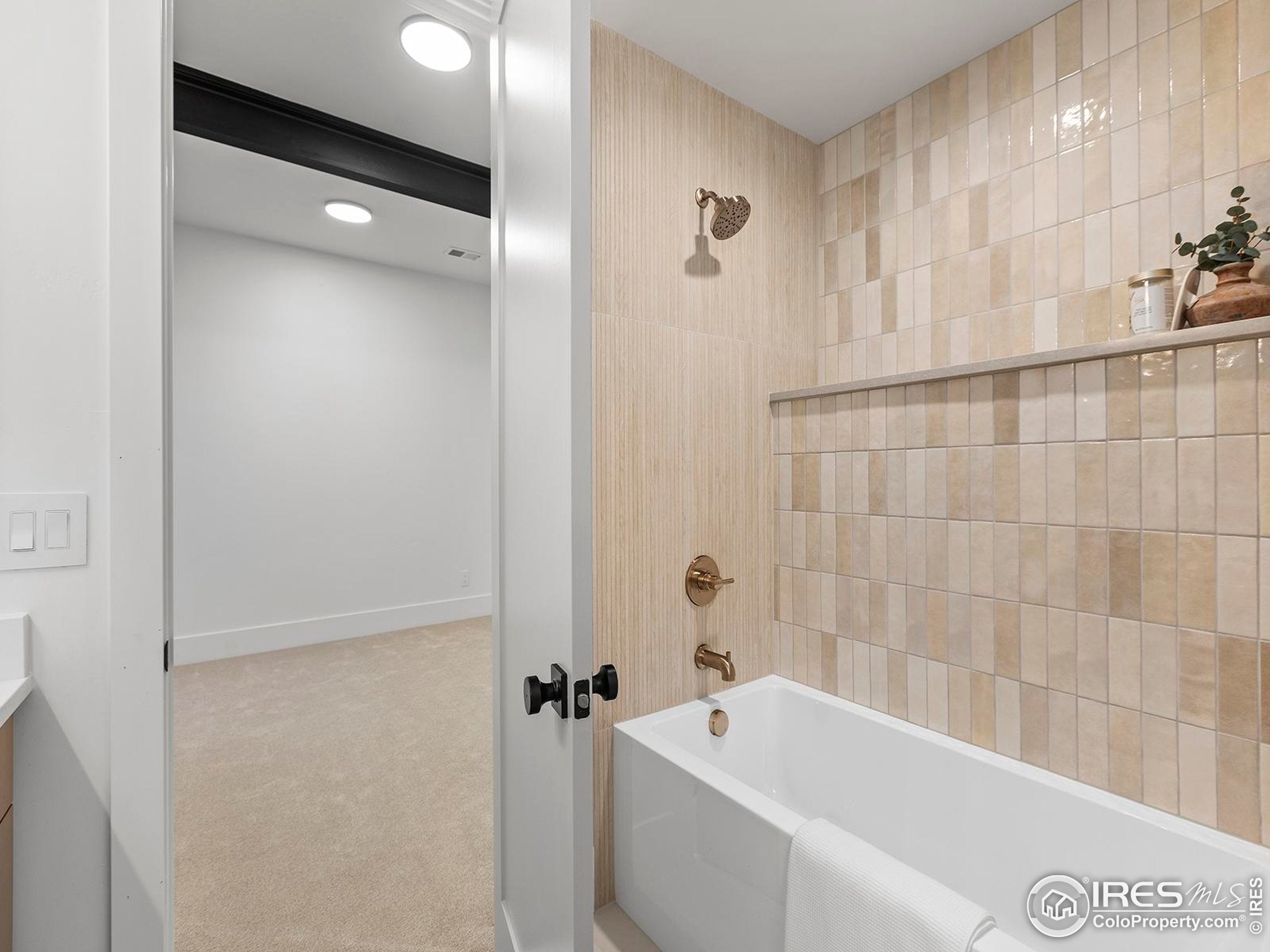 Mead, Colorado, 80542, United States, 5 Bedrooms Bedrooms, ,5 BathroomsBathrooms,Residential,Active,2010523