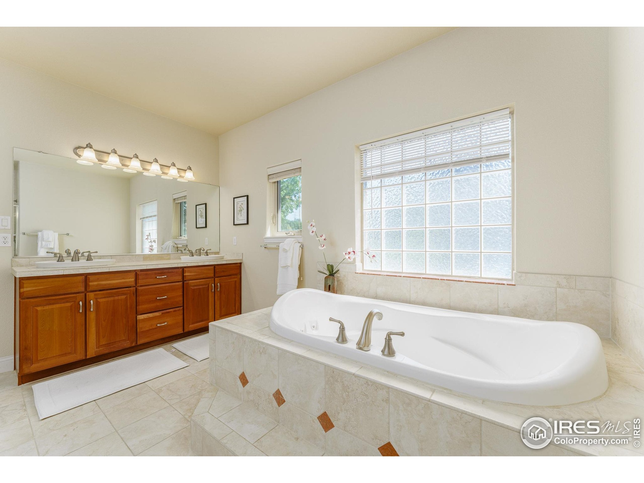 Arvada, Colorado, 80005, United States, 4 Bedrooms Bedrooms, ,4 BathroomsBathrooms,Residential,Active,1922299