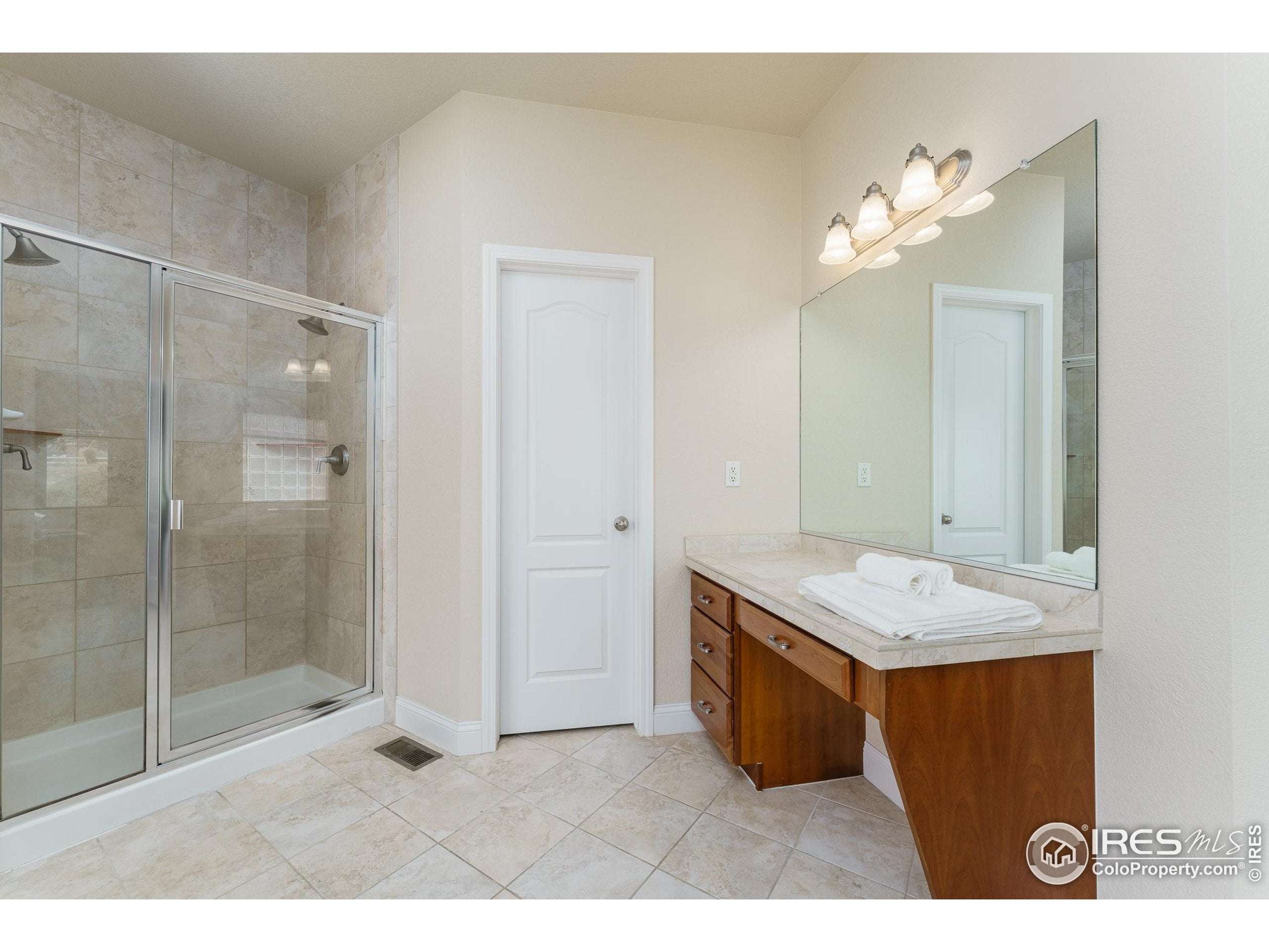 Arvada, Colorado, 80005, United States, 4 Bedrooms Bedrooms, ,4 BathroomsBathrooms,Residential,Active,1922299