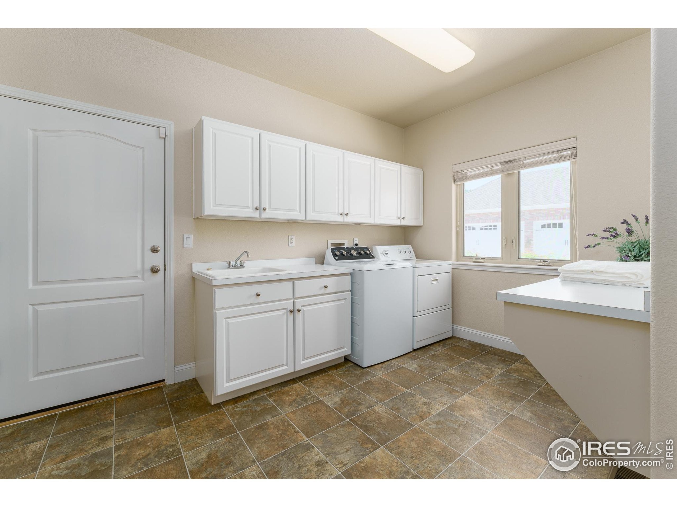 Arvada, Colorado, 80005, United States, 4 Bedrooms Bedrooms, ,4 BathroomsBathrooms,Residential,Active,1922299