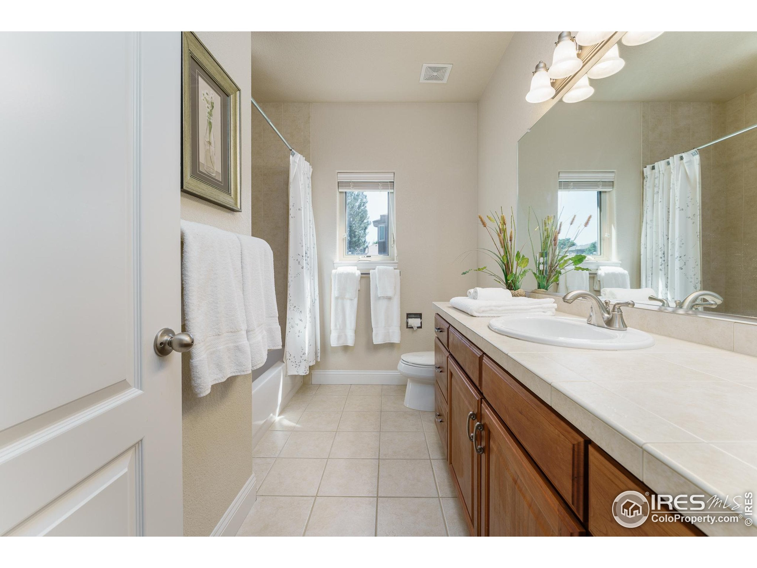 Arvada, Colorado, 80005, United States, 4 Bedrooms Bedrooms, ,4 BathroomsBathrooms,Residential,Active,1922299