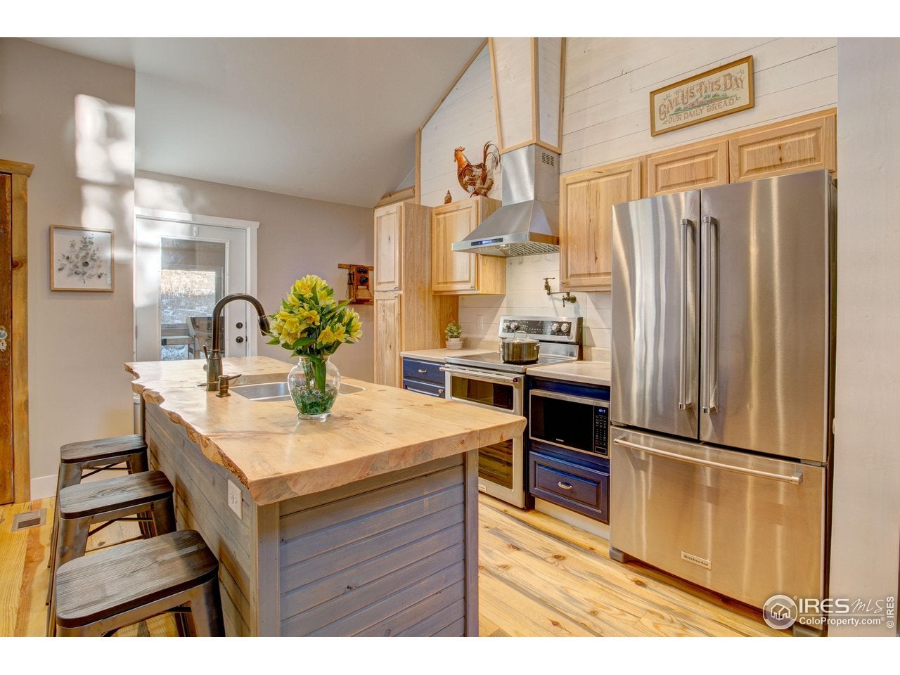 Lyons, Colorado, 80540, United States, 5 Bedrooms Bedrooms, ,4 BathroomsBathrooms,Residential,Active,2006864