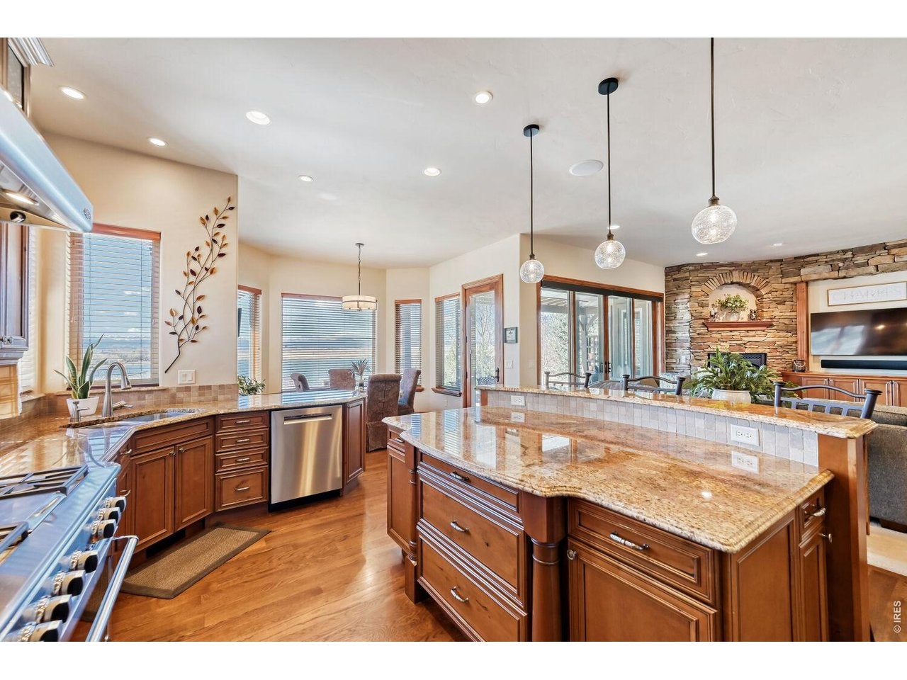 Longmont, Colorado, 80504, United States, 4 Bedrooms Bedrooms, ,5 BathroomsBathrooms,Residential,Active,2033410