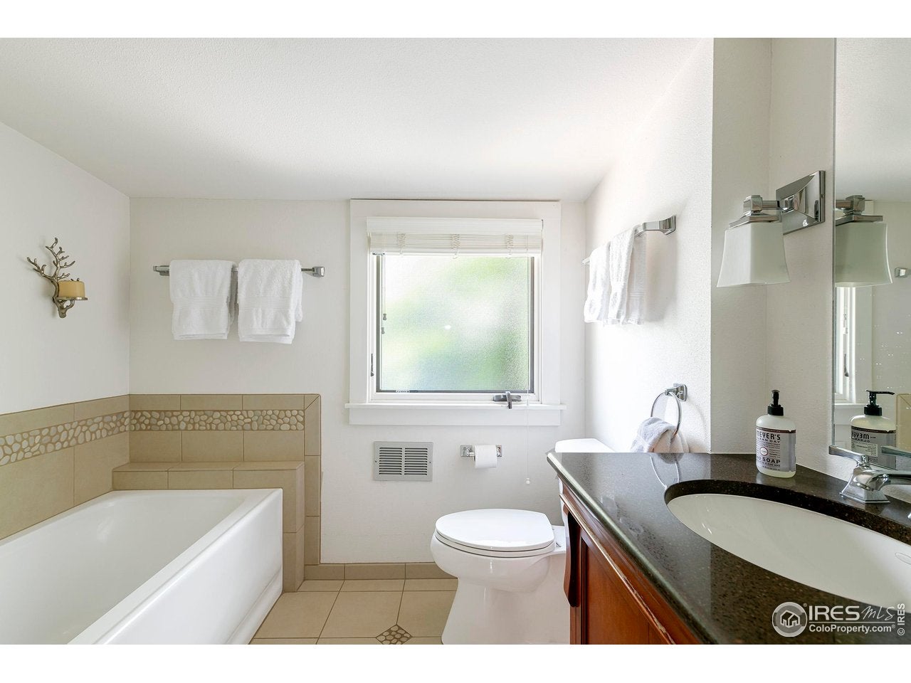 Boulder, Colorado, 80302, United States, 5 Bedrooms Bedrooms, ,2 BathroomsBathrooms,Residential,Active,1997618