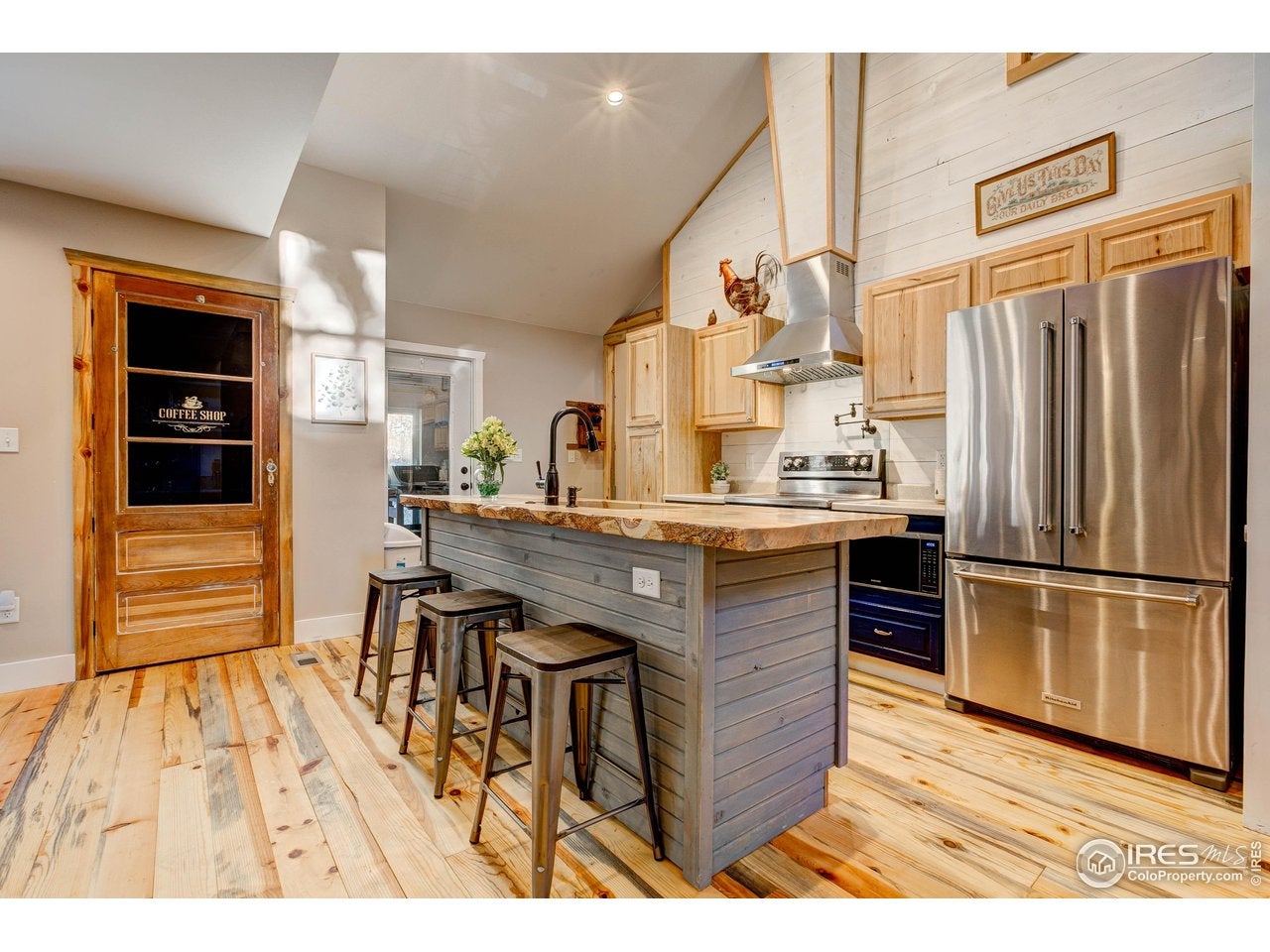 Lyons, Colorado, 80540, United States, 5 Bedrooms Bedrooms, ,4 BathroomsBathrooms,Residential,Active,2006864