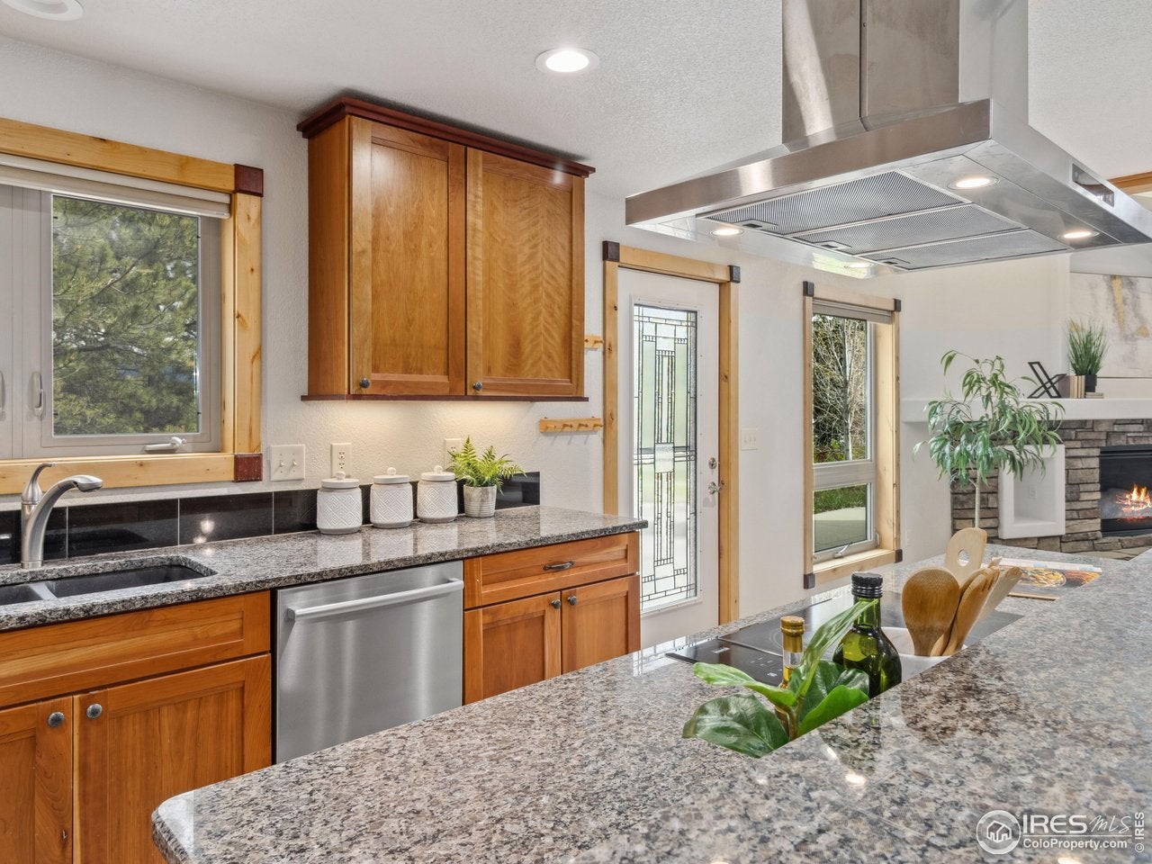 Estes Park, Colorado, 80517, United States, 5 Bedrooms Bedrooms, ,4 BathroomsBathrooms,Residential,Contingent,1824567