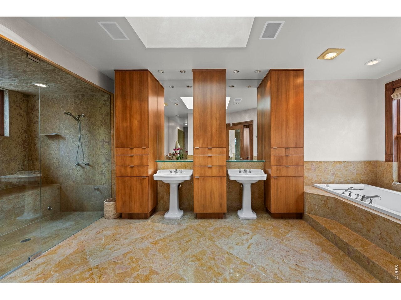 Niwot, Colorado, 80503, United States, 4 Bedrooms Bedrooms, ,7 BathroomsBathrooms,Residential,Active,2033402