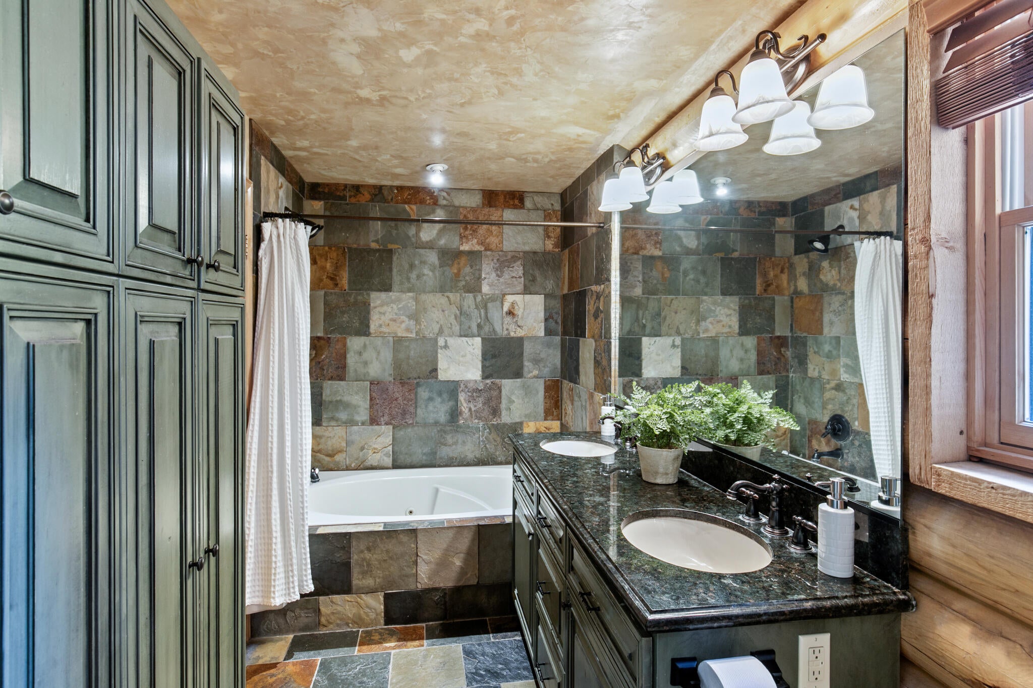 Brian Head, Utah, 84719, United States, 5 Bedrooms Bedrooms, ,4 BathroomsBathrooms,Residential,Active,1990611