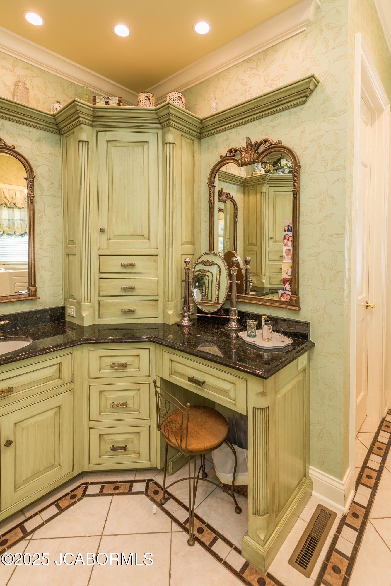 Jefferson City, Missouri, 65109, United States, 4 Bedrooms Bedrooms, ,5 BathroomsBathrooms,Residential,Active,1954411