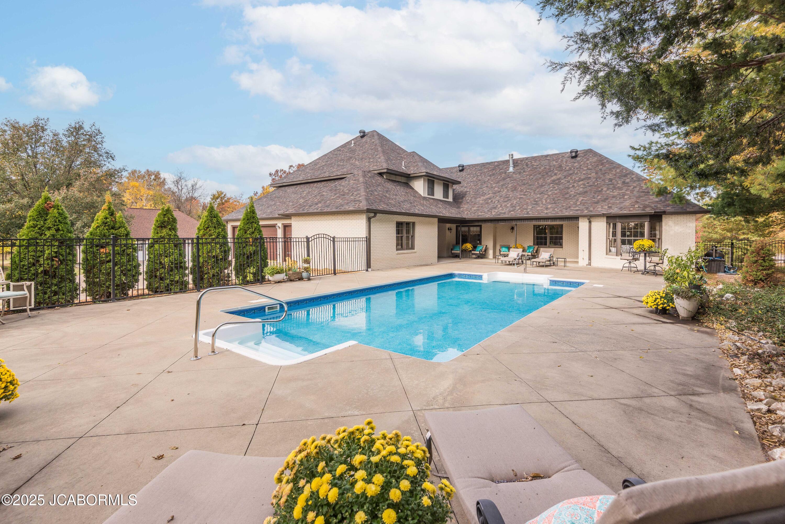 Jefferson City, Missouri, 65109, United States, 4 Bedrooms Bedrooms, ,4 BathroomsBathrooms,Residential,Active,1990026