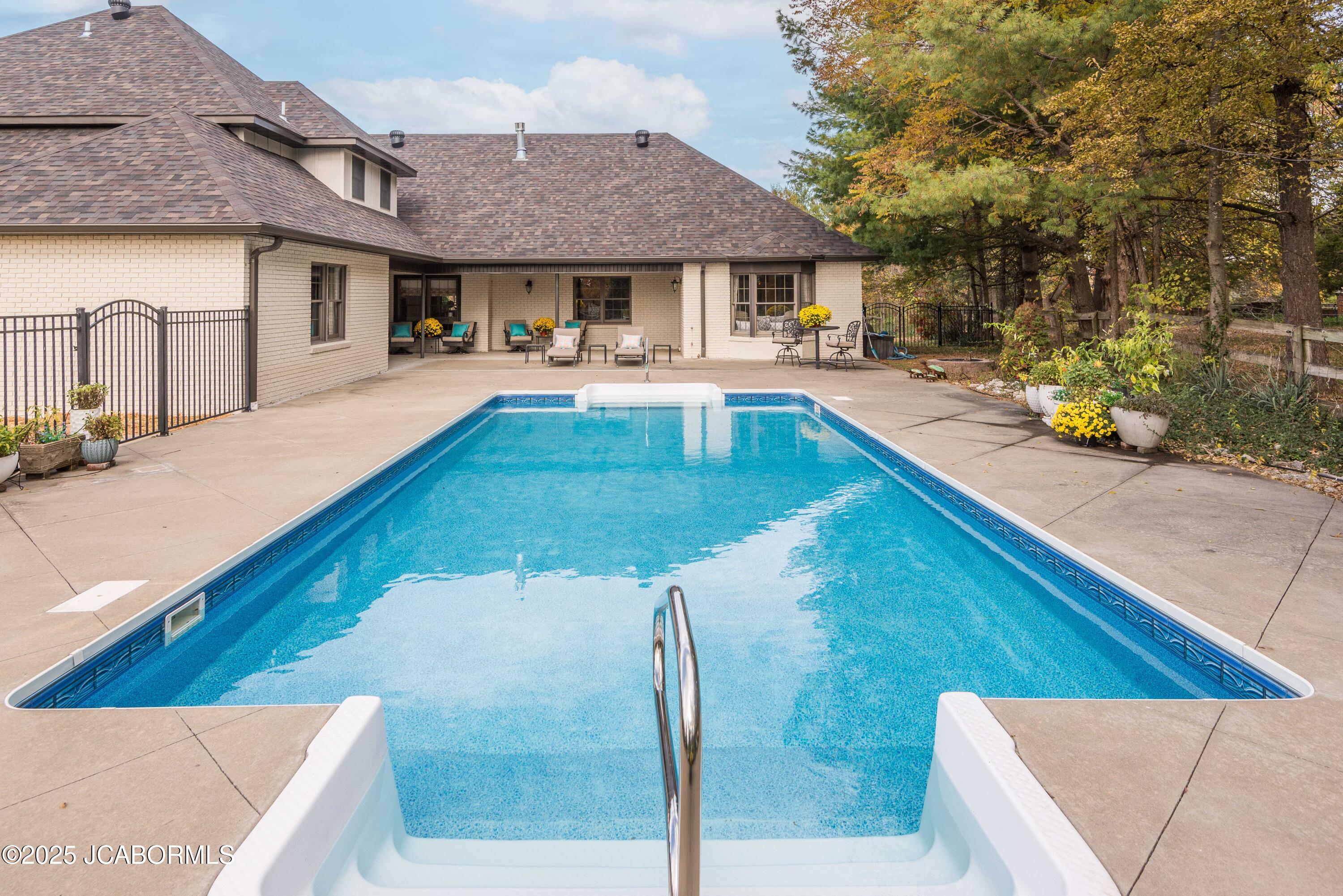 Jefferson City, Missouri, 65109, United States, 4 Bedrooms Bedrooms, ,4 BathroomsBathrooms,Residential,Active,1990026