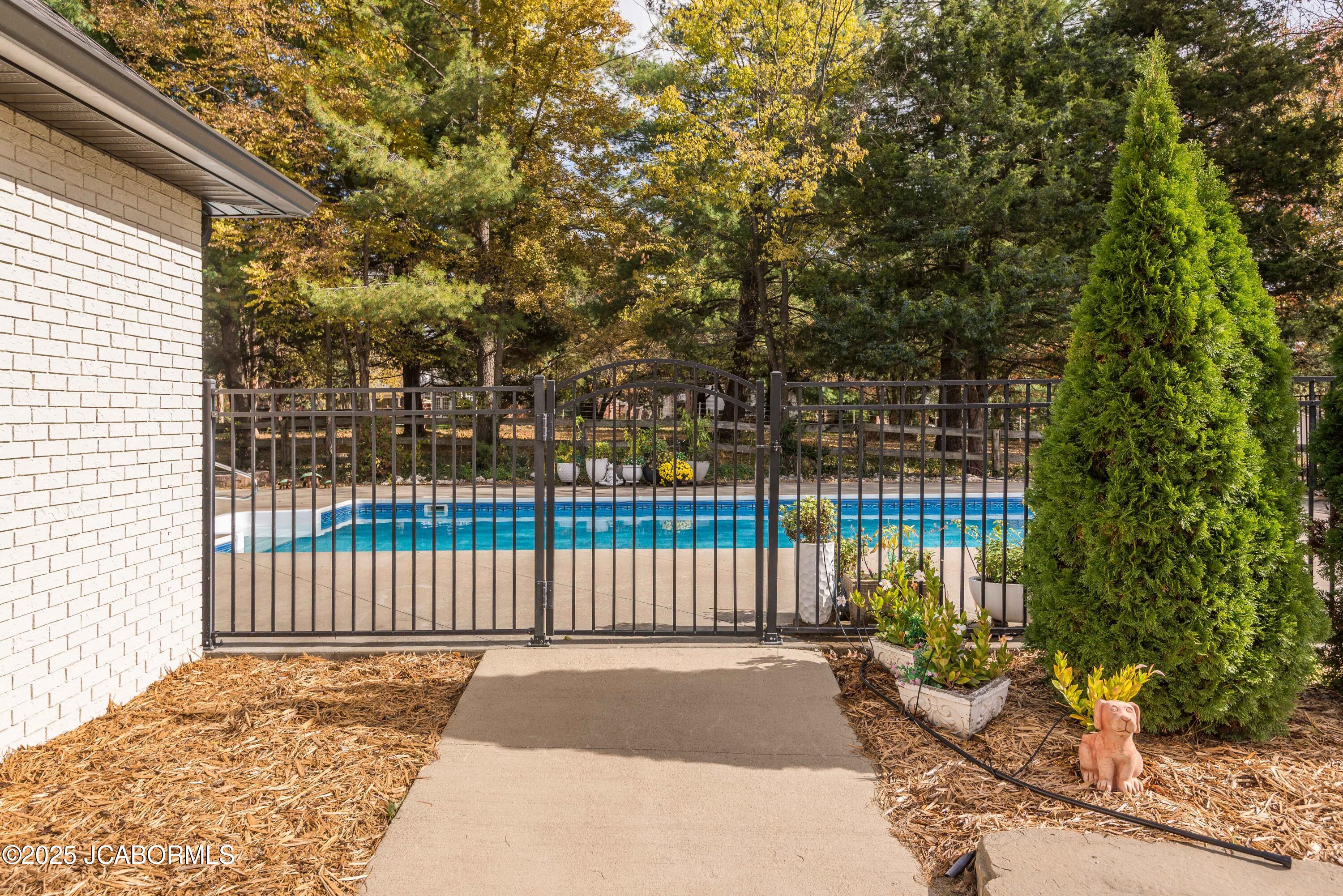 Jefferson City, Missouri, 65109, United States, 4 Bedrooms Bedrooms, ,4 BathroomsBathrooms,Residential,Active,1990026