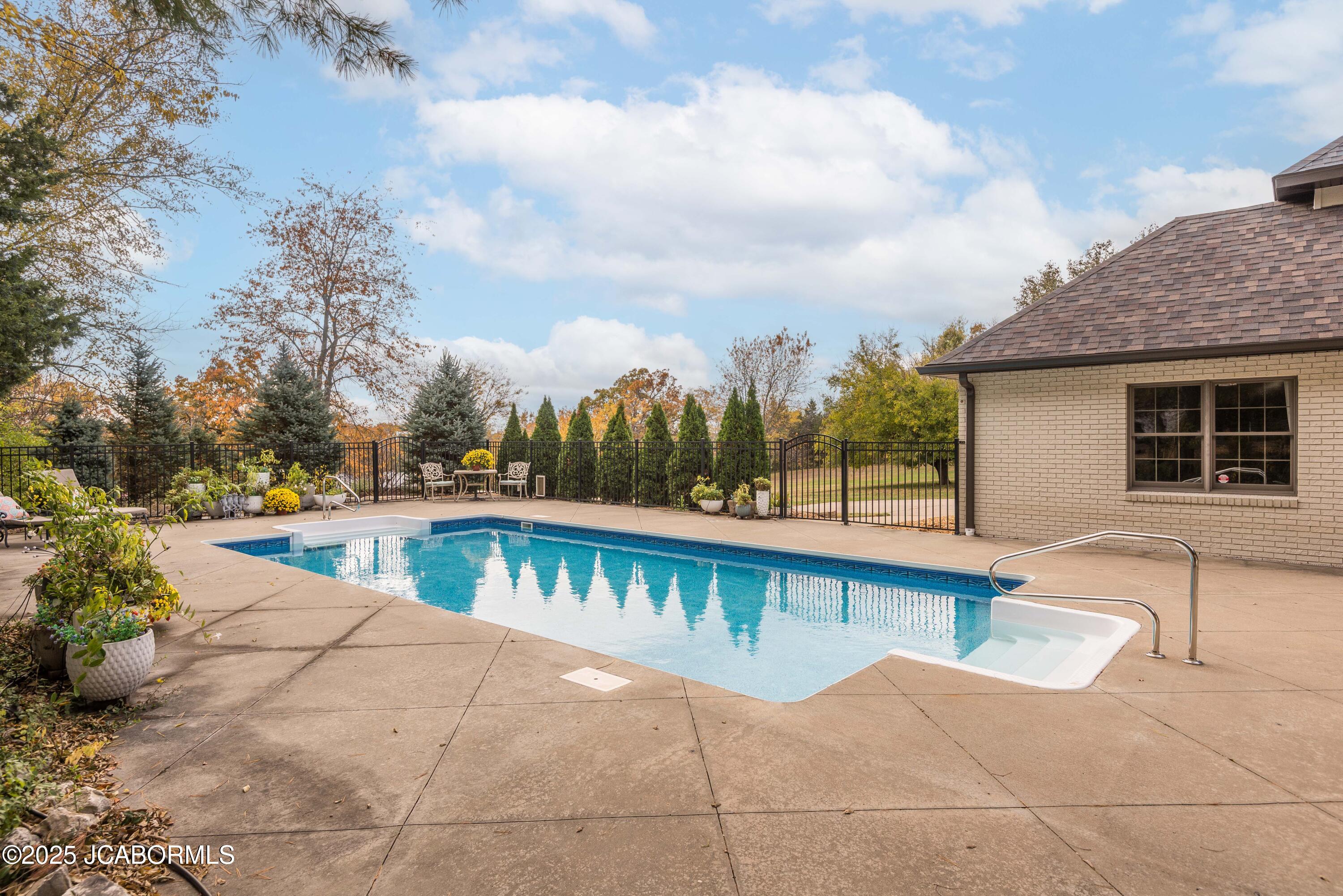 Jefferson City, Missouri, 65109, United States, 4 Bedrooms Bedrooms, ,4 BathroomsBathrooms,Residential,Active,1990026