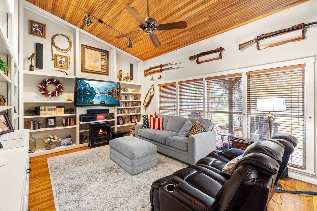 Kerrville, Texas, 78028, United States, 6 Bedrooms Bedrooms, ,3 BathroomsBathrooms,Residential,Active,1884989