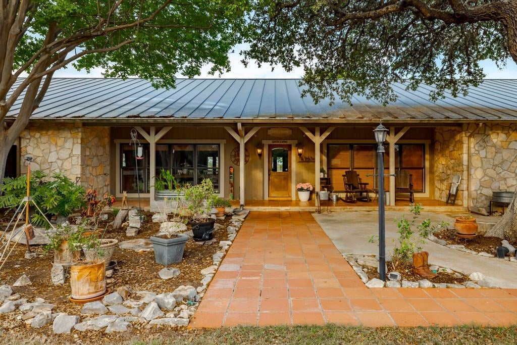 Kerrville, Texas, 78028, United States, 6 Bedrooms Bedrooms, ,3 BathroomsBathrooms,Residential,Active,1884989