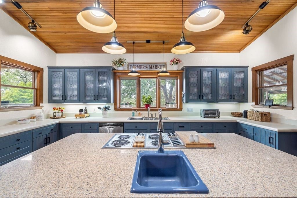 Kerrville, Texas, 78028, United States, 6 Bedrooms Bedrooms, ,3 BathroomsBathrooms,Residential,Active,1884989