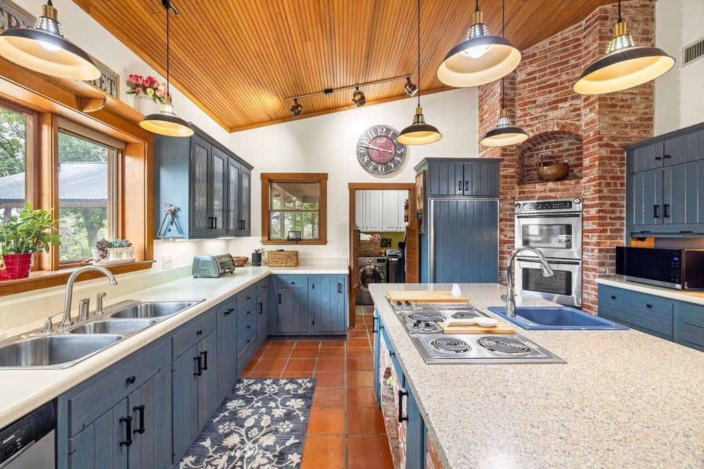 Kerrville, Texas, 78028, United States, 6 Bedrooms Bedrooms, ,3 BathroomsBathrooms,Residential,Active,1884989