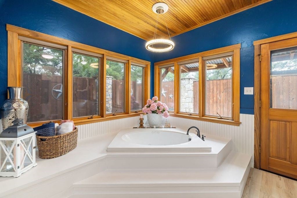 Kerrville, Texas, 78028, United States, 6 Bedrooms Bedrooms, ,3 BathroomsBathrooms,Residential,Active,1884989