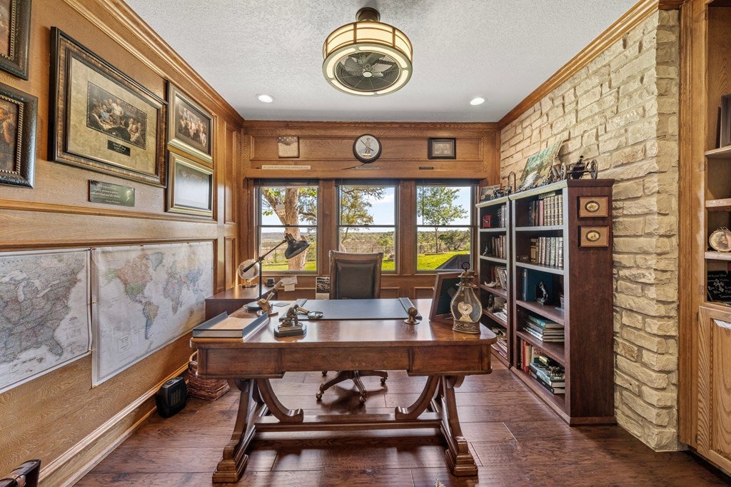 Kerrville, Texas, 78028, United States, 3 Bedrooms Bedrooms, ,4 BathroomsBathrooms,Residential,Active,1788488