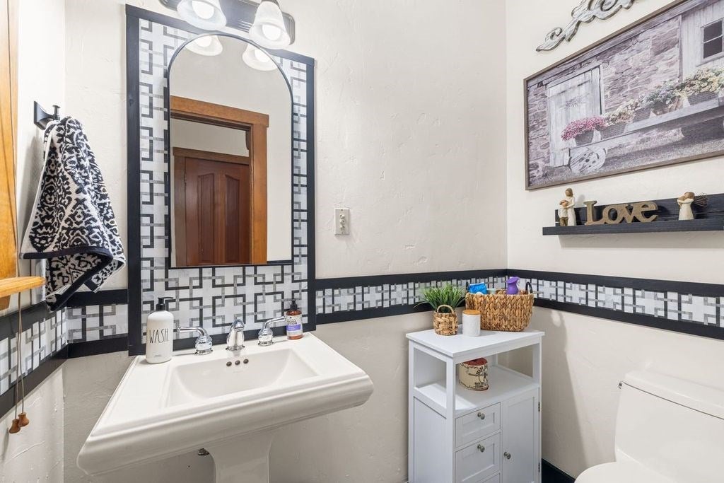 Kerrville, Texas, 78028, United States, 6 Bedrooms Bedrooms, ,3 BathroomsBathrooms,Residential,Active,1884989