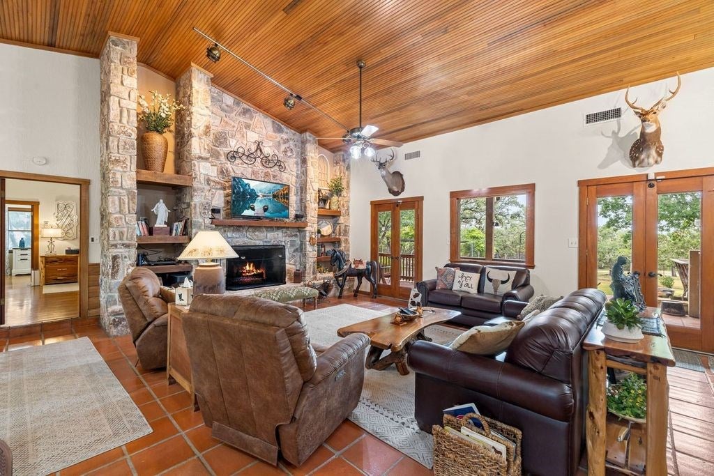 Kerrville, Texas, 78028, United States, 6 Bedrooms Bedrooms, ,3 BathroomsBathrooms,Residential,Active,1884989