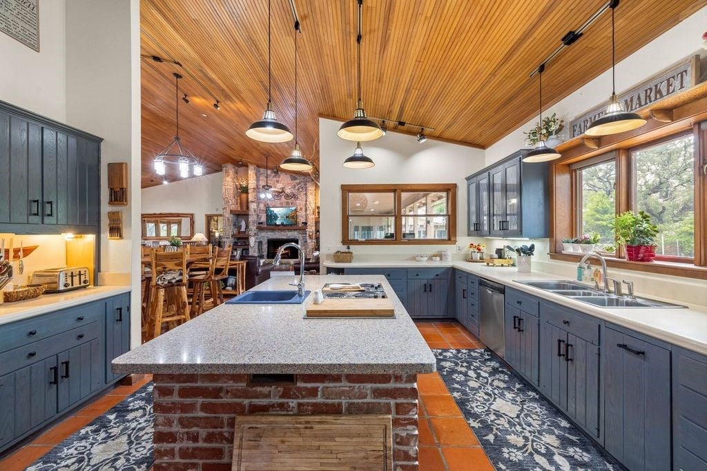 Kerrville, Texas, 78028, United States, 6 Bedrooms Bedrooms, ,3 BathroomsBathrooms,Residential,Active,1884989