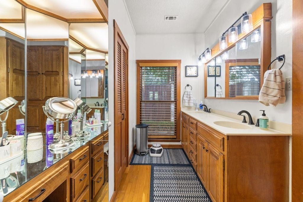 Kerrville, Texas, 78028, United States, 6 Bedrooms Bedrooms, ,3 BathroomsBathrooms,Residential,Active,1884989