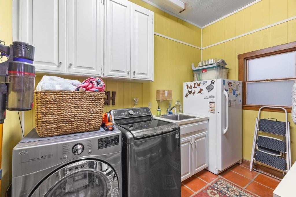 Kerrville, Texas, 78028, United States, 6 Bedrooms Bedrooms, ,3 BathroomsBathrooms,Residential,Active,1884989