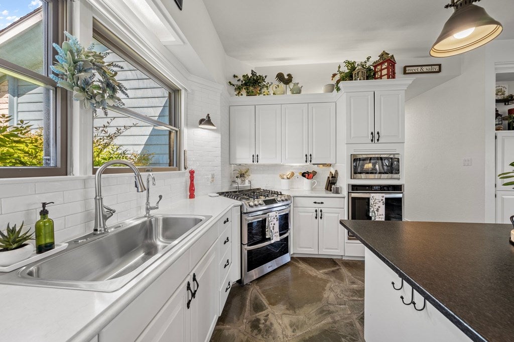 Kerrville, Texas, 78028, United States, 3 Bedrooms Bedrooms, ,4 BathroomsBathrooms,Residential,Active,1788488