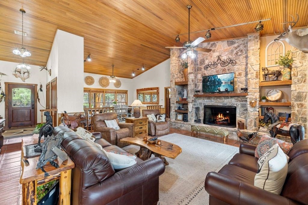 Kerrville, Texas, 78028, United States, 6 Bedrooms Bedrooms, ,3 BathroomsBathrooms,Residential,Active,1884989