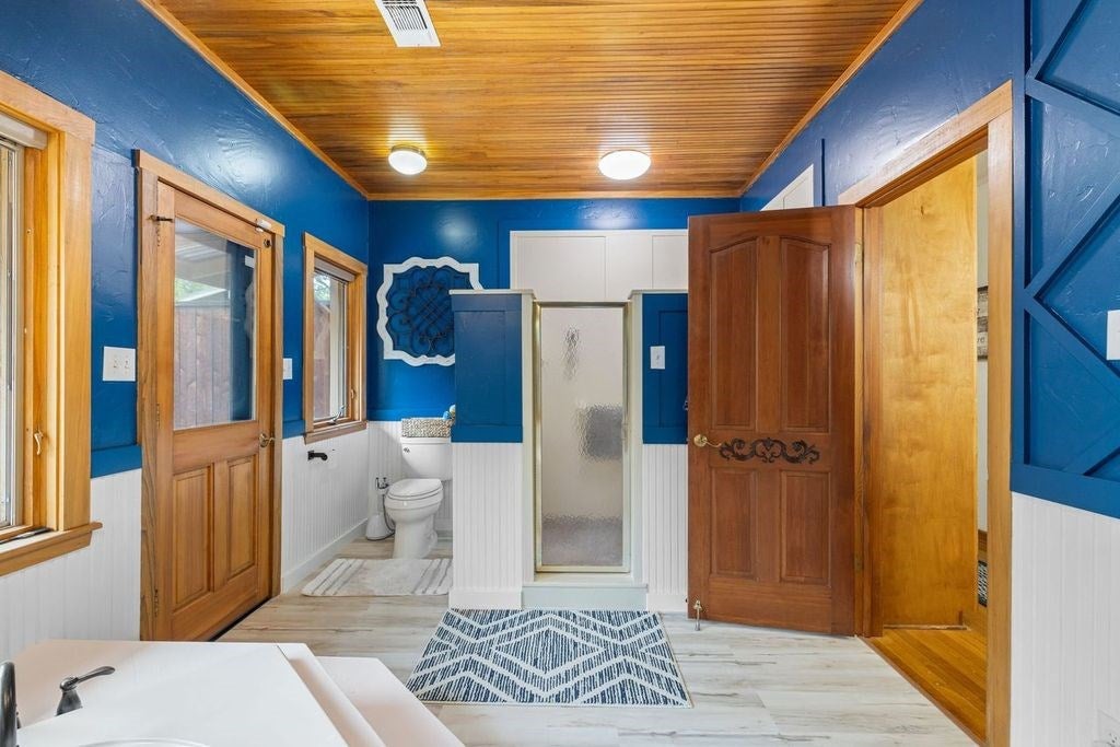 Kerrville, Texas, 78028, United States, 6 Bedrooms Bedrooms, ,3 BathroomsBathrooms,Residential,Active,1884989