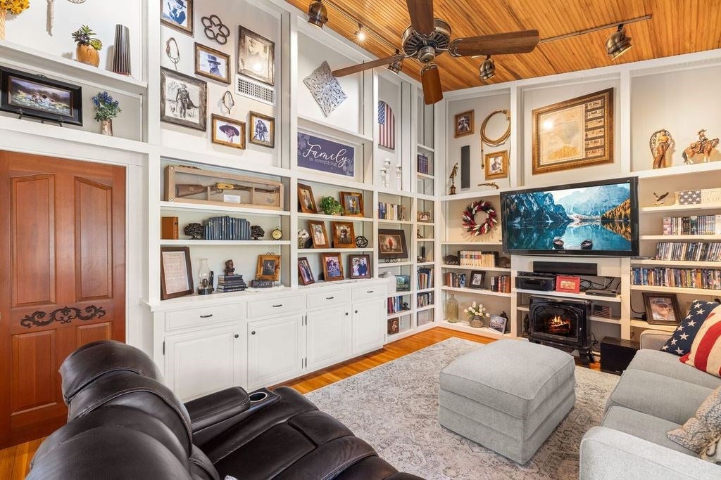 Kerrville, Texas, 78028, United States, 6 Bedrooms Bedrooms, ,3 BathroomsBathrooms,Residential,Active,1884989