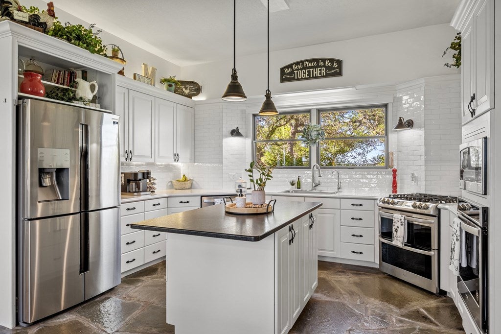 Kerrville, Texas, 78028, United States, 3 Bedrooms Bedrooms, ,4 BathroomsBathrooms,Residential,Active,1788488