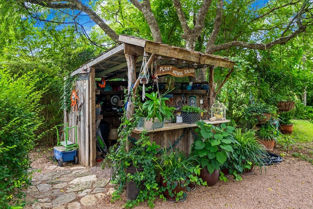 Kerrville, Texas, 78028, United States, 3 Bedrooms Bedrooms, ,2 BathroomsBathrooms,Residential,Active,1913035