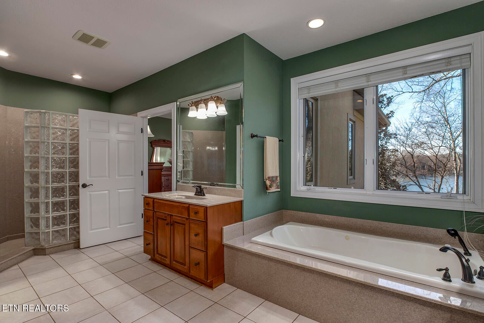 Loudon, Tennessee, 37774, United States, 4 Bedrooms Bedrooms, ,5 BathroomsBathrooms,Residential,Active,2015473