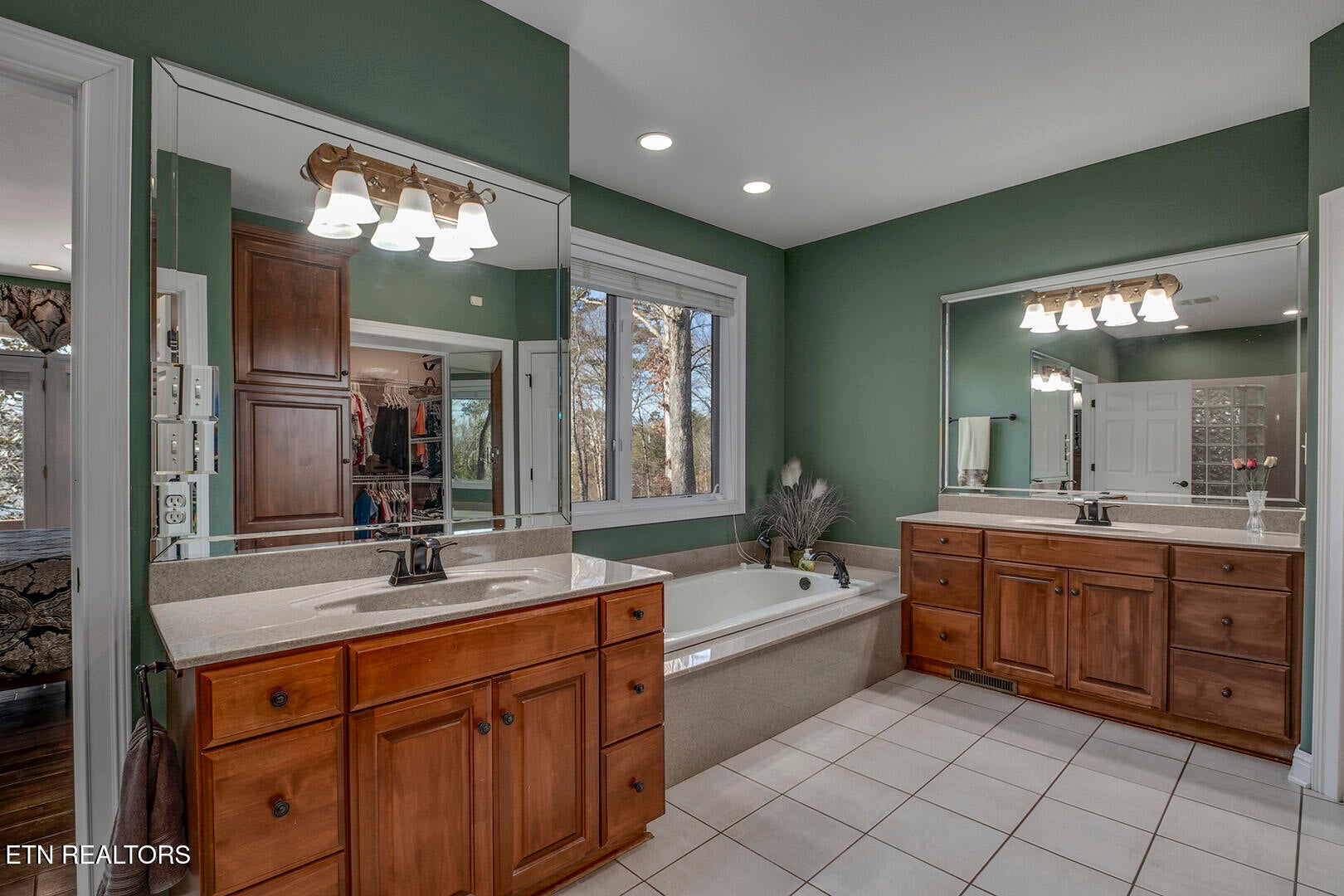 Loudon, Tennessee, 37774, United States, 4 Bedrooms Bedrooms, ,5 BathroomsBathrooms,Residential,Active,2015473