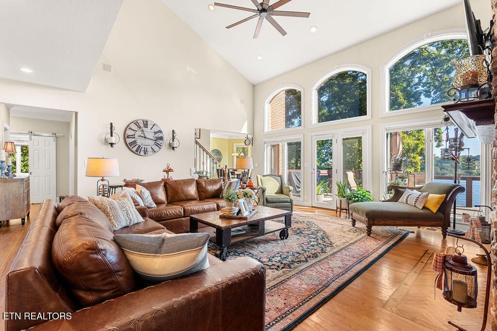 Loudon, Tennessee, 37774, United States, 4 Bedrooms Bedrooms, ,5 BathroomsBathrooms,Residential,Active,1968404