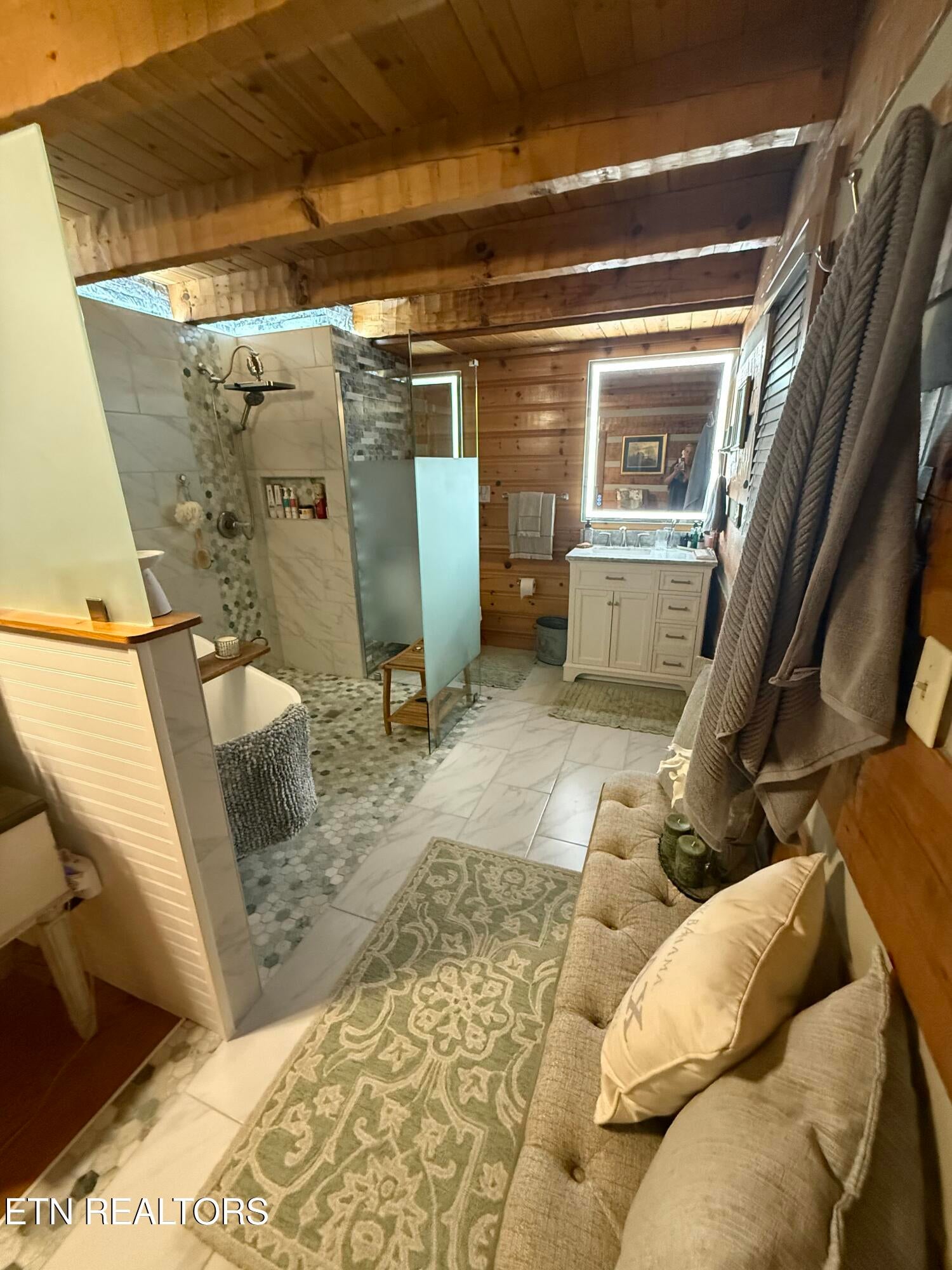 Dandridge, Tennessee, 37725, United States, ,4 BathroomsBathrooms,Residential,Active,1808228