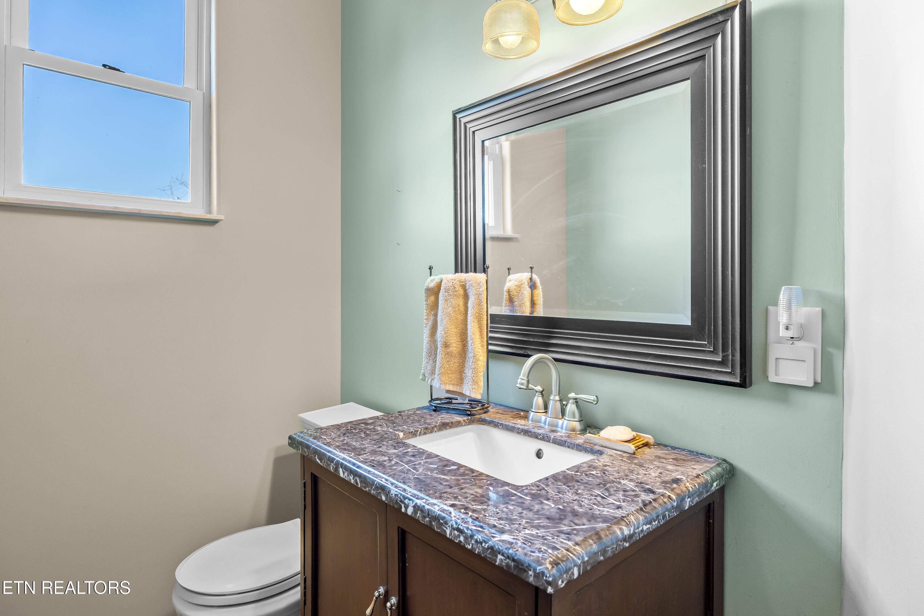 Loudon, Tennessee, 37774, United States, 3 Bedrooms Bedrooms, ,3 BathroomsBathrooms,Residential,Active,1988704