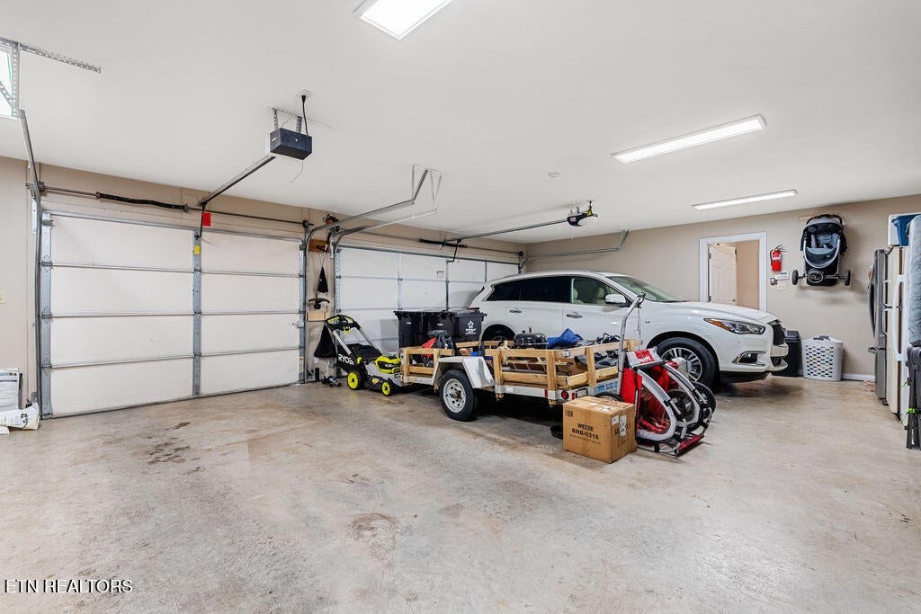 Loudon, Tennessee, 37774, United States, 4 Bedrooms Bedrooms, ,5 BathroomsBathrooms,Residential,Active,1968404