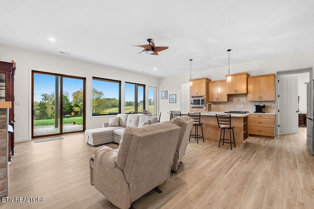 Maryville, Tennessee, 37801, United States, 5 Bedrooms Bedrooms, ,5 BathroomsBathrooms,Residential,Active,2013636