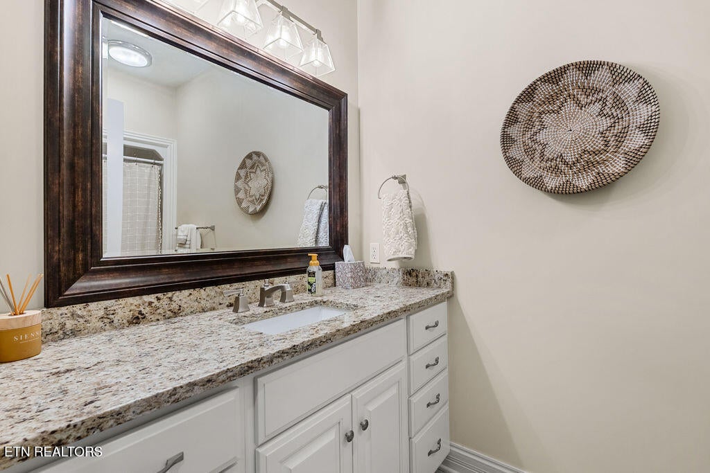 Loudon, Tennessee, 37774, United States, 4 Bedrooms Bedrooms, ,5 BathroomsBathrooms,Residential,Active,1968404