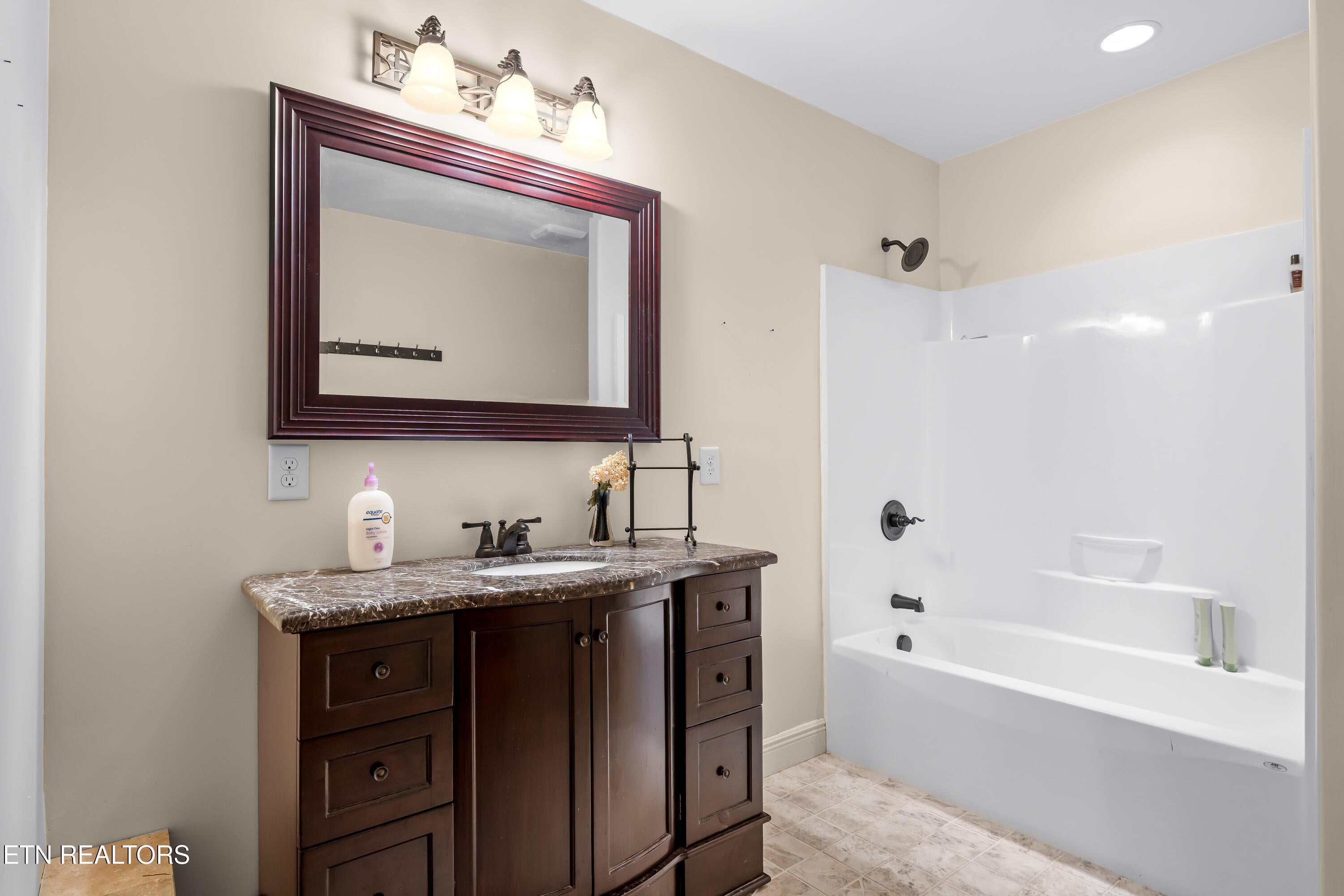 Loudon, Tennessee, 37774, United States, 3 Bedrooms Bedrooms, ,3 BathroomsBathrooms,Residential,Active,1988704